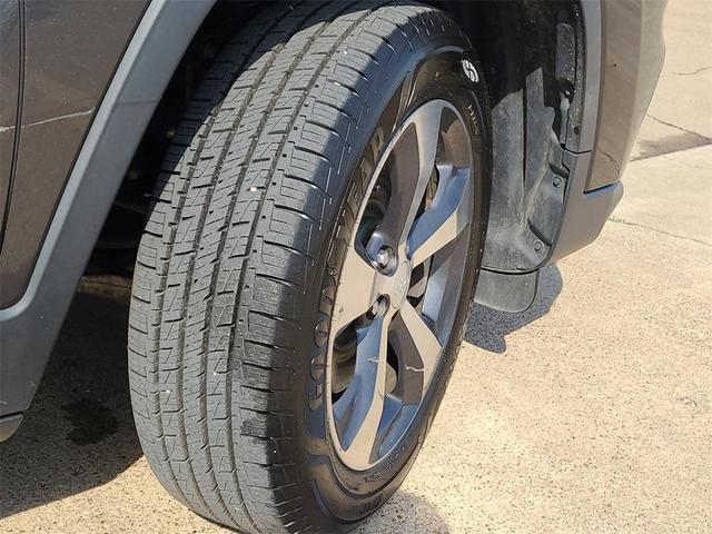 Photo of 2019 Granite Crystal Clearcoat Metallic Jeep Cherokee