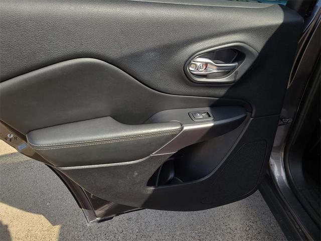 Photo of 2019 Granite Crystal Clearcoat Metallic Jeep Cherokee