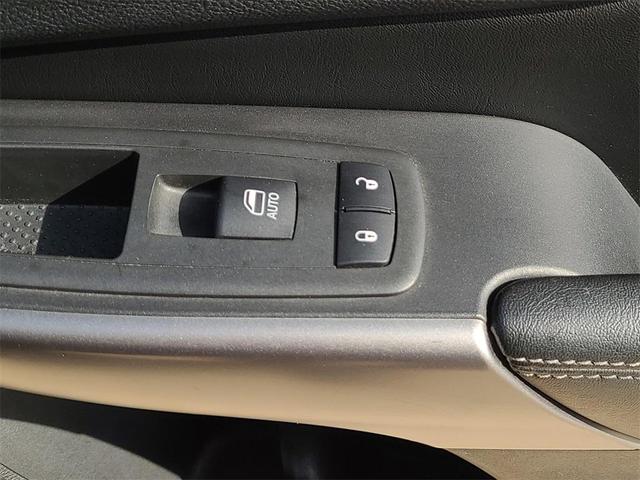 Photo of 2019 Granite Crystal Clearcoat Metallic Jeep Cherokee