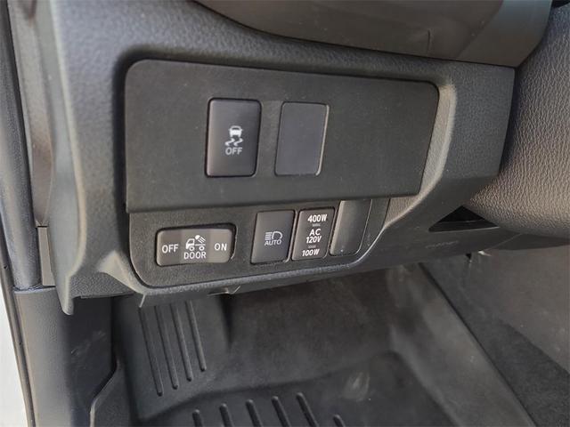 Photo of 2022 White Toyota Tacoma