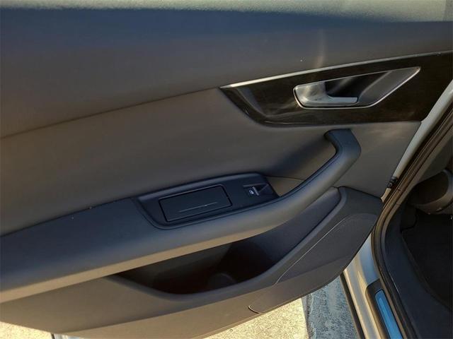 Photo of 2023 Satellite Silver Metallic Audi Q7