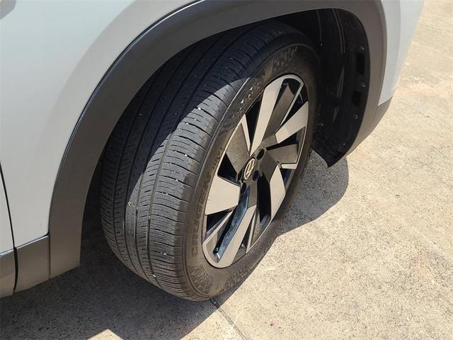 Photo of 2024 Pure White Volkswagen Atlas Cross Sport