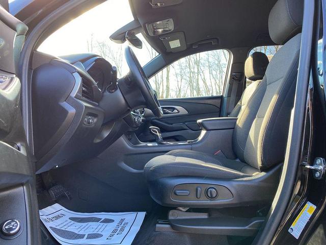 Photo of 2023 Mosaic Black Metallic Chevrolet Traverse
