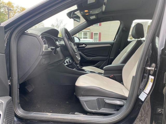 Photo of 2019 Black Uni Volkswagen Jetta