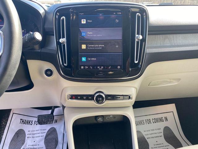 Photo of 2023 Crystal White Metallic Volvo XC40