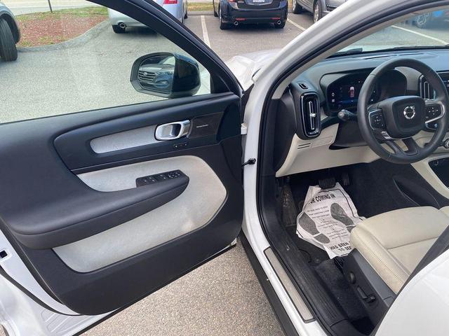 Photo of 2023 Crystal White Metallic Volvo XC40