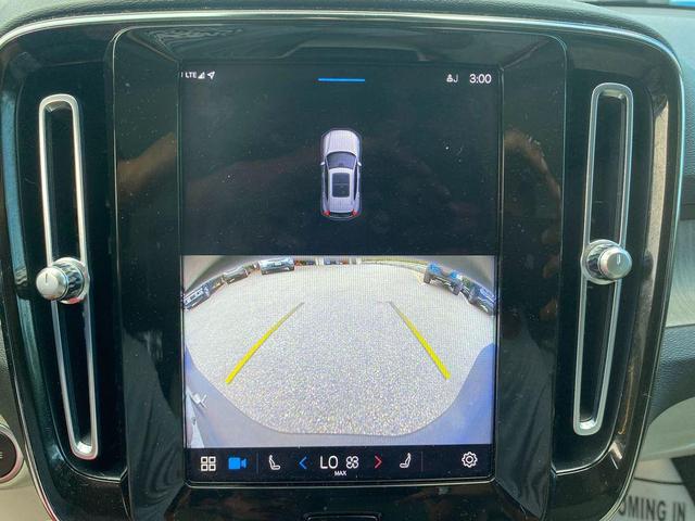 Photo of 2023 Crystal White Metallic Volvo XC40