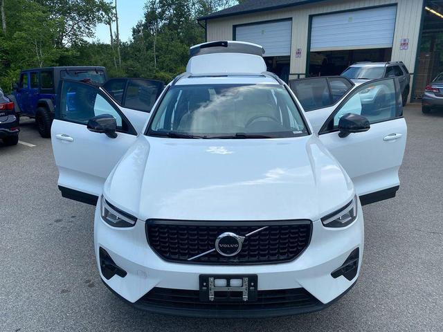 Photo of 2023 Crystal White Metallic Volvo XC40