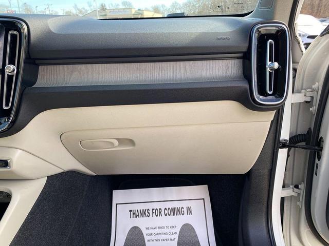 Photo of 2023 Crystal White Metallic Volvo XC40