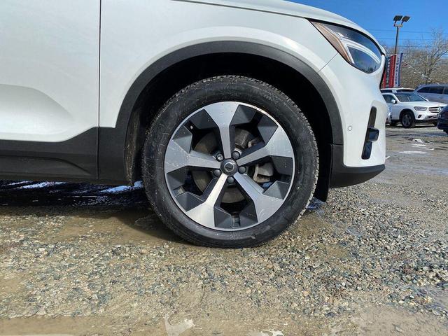 Photo of 2023 Crystal White Metallic Volvo XC40