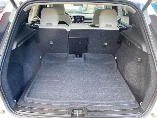 Photo of 2023 Crystal White Metallic Volvo XC40