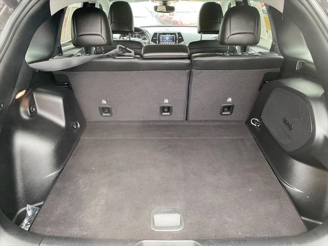 Photo of 2020 Granite Crystal Metallic Clearcoat Jeep Cherokee
