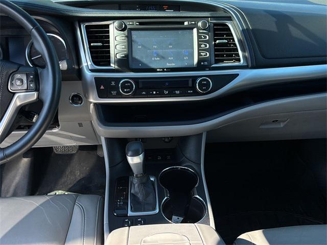Photo of 2015 Shoreline Blue Pearl Toyota Highlander