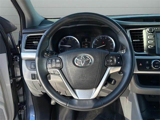 Photo of 2015 Shoreline Blue Pearl Toyota Highlander