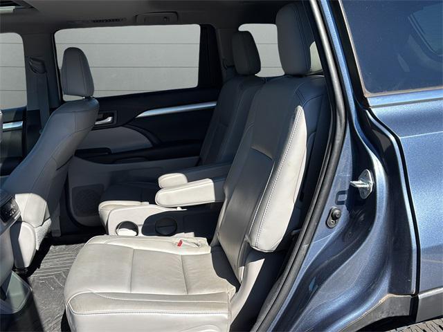 Photo of 2015 Shoreline Blue Pearl Toyota Highlander