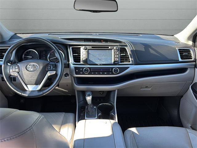 Photo of 2015 Shoreline Blue Pearl Toyota Highlander