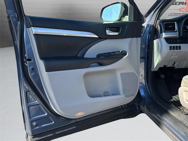 Photo of 2015 Shoreline Blue Pearl Toyota Highlander