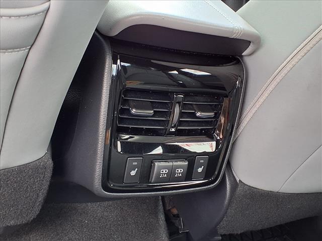 Photo of 2019 White Toyota Avalon