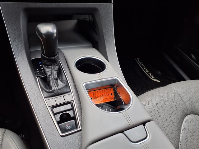 Photo of 2019 White Toyota Avalon