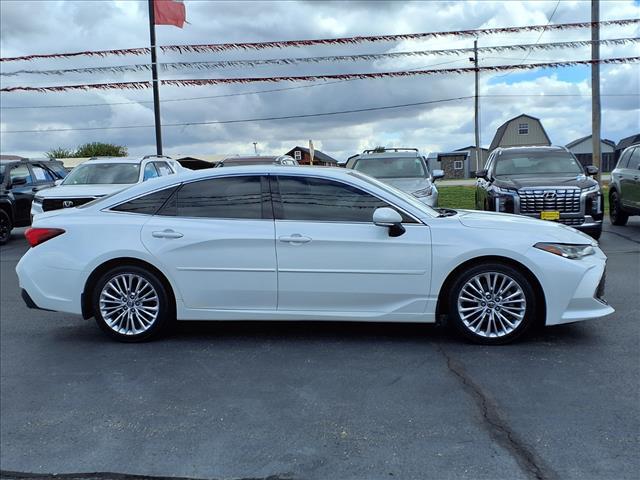 Photo of 2019 White Toyota Avalon