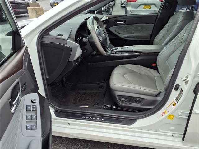 Photo of 2019 White Toyota Avalon