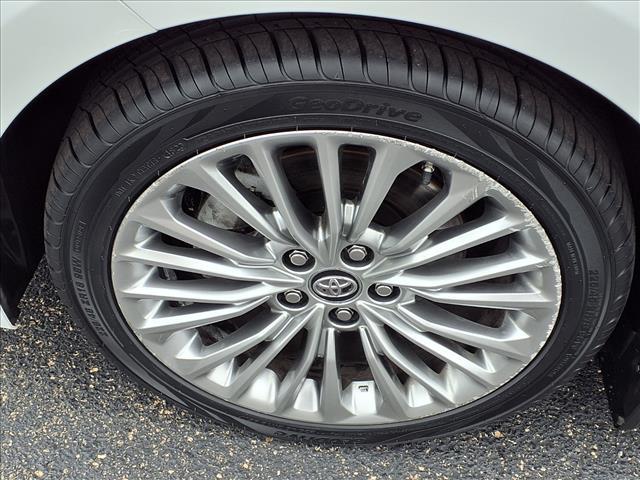 Photo of 2019 White Toyota Avalon
