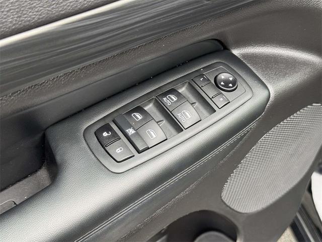 Photo of 2020 Diamond Black Crystal Pearlcoat Jeep Grand Cherokee