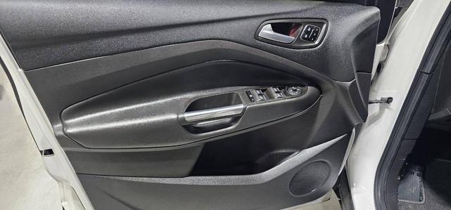 Photo of 2017 White Platinum Metallic Tri-Coat Ford Escape