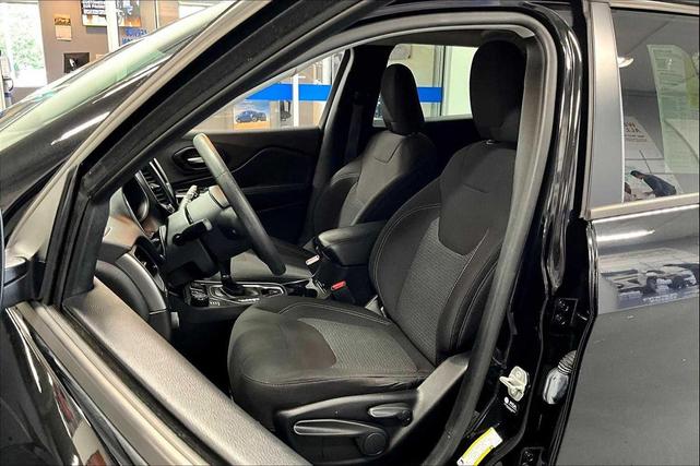 Photo of 2021 Diamond Black Crystal Pearlcoat Jeep Cherokee
