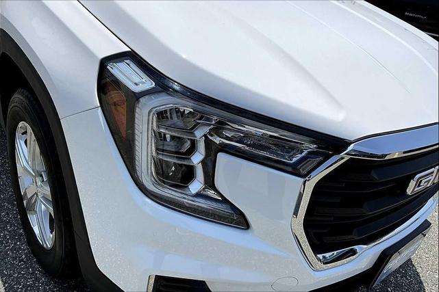 Photo of 2022 Summit White GMC Terrain