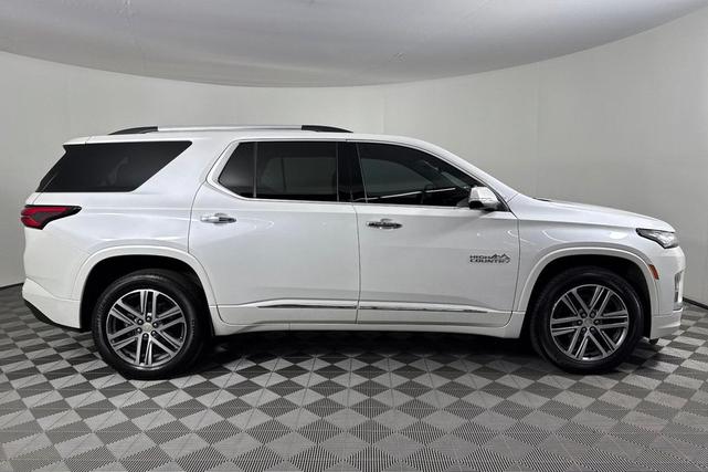 Photo of 2023 Iridescent Pearl Tricoat Chevrolet Traverse