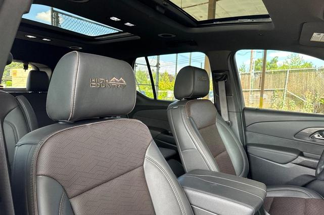 Photo of 2023 Iridescent Pearl Tricoat Chevrolet Traverse
