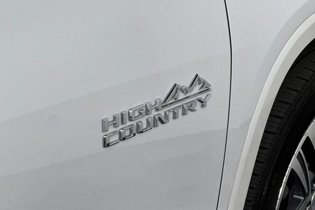 Photo of 2023 Iridescent Pearl Tricoat Chevrolet Traverse