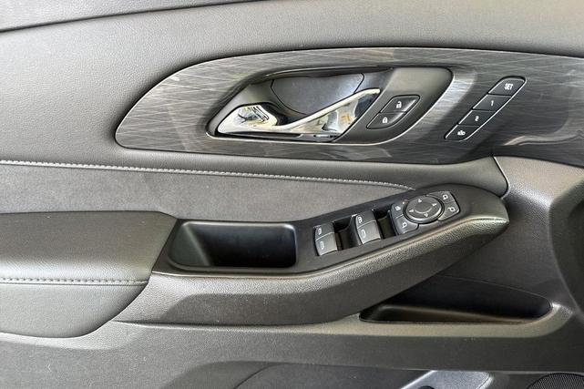 Photo of 2023 Iridescent Pearl Tricoat Chevrolet Traverse