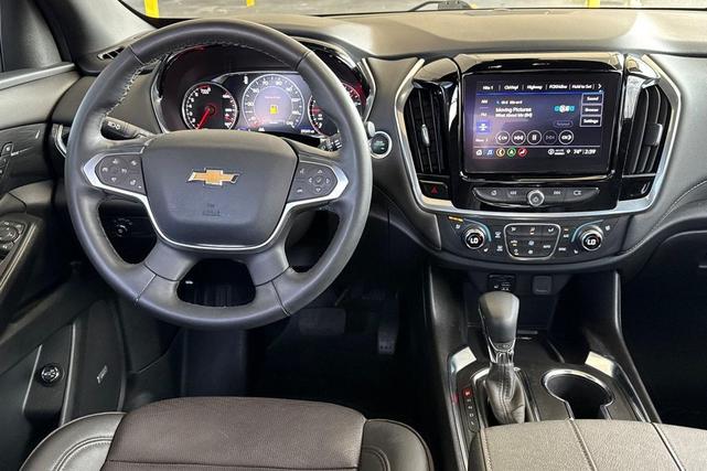 Photo of 2023 Iridescent Pearl Tricoat Chevrolet Traverse