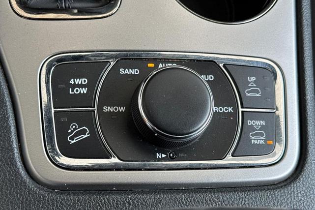 Photo of 2018 Diamond Black Crystal Pearlcoat Jeep Grand Cherokee