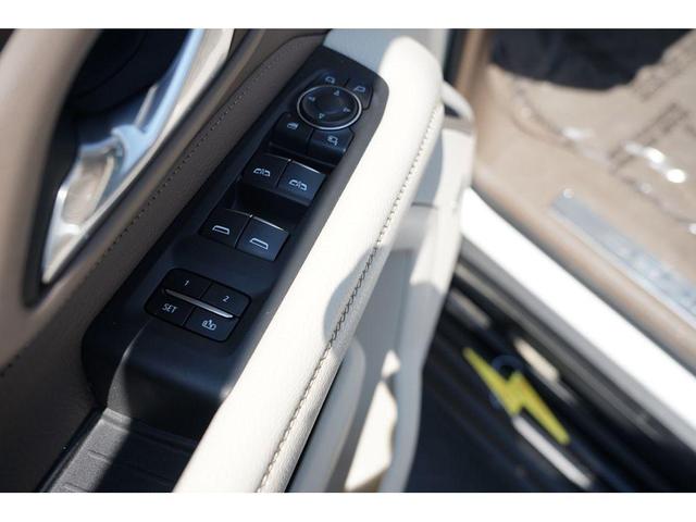 Photo of 2021 White Frost Tri-Coat GMC Yukon XL
