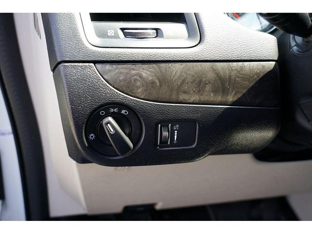 Photo of 2017 White Knuckle Clearcoat Dodge Grand Caravan