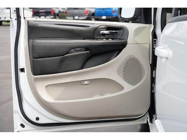 Photo of 2016 Bright White Clearcoat Dodge Grand Caravan