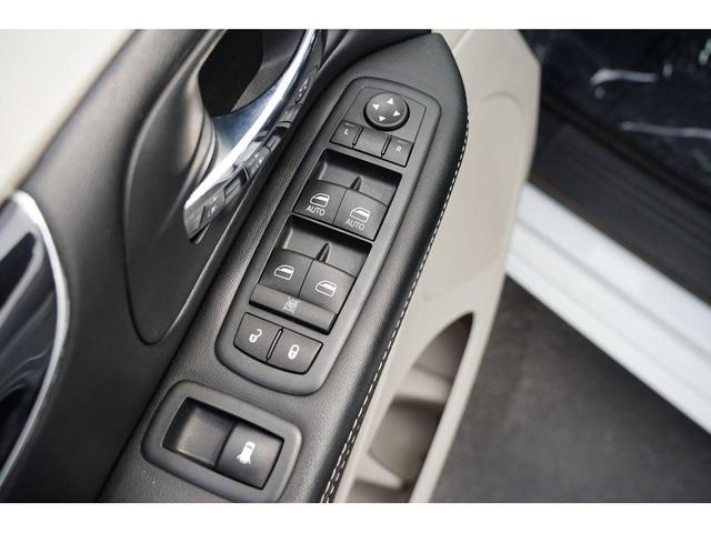 Photo of 2016 Bright White Clearcoat Dodge Grand Caravan
