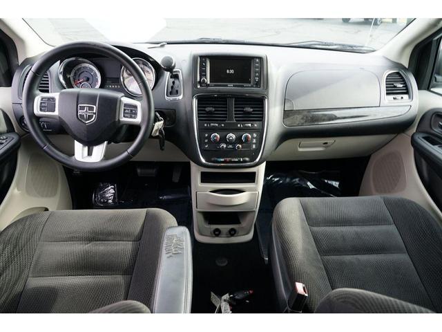 Photo of 2017 White Knuckle Clearcoat Dodge Grand Caravan