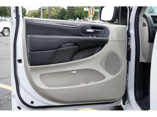 Photo of 2017 White Knuckle Clearcoat Dodge Grand Caravan
