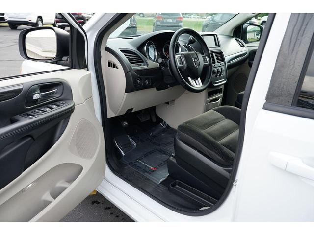Photo of 2017 White Knuckle Clearcoat Dodge Grand Caravan