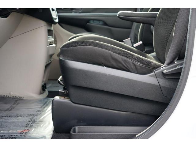 Photo of 2017 White Knuckle Clearcoat Dodge Grand Caravan