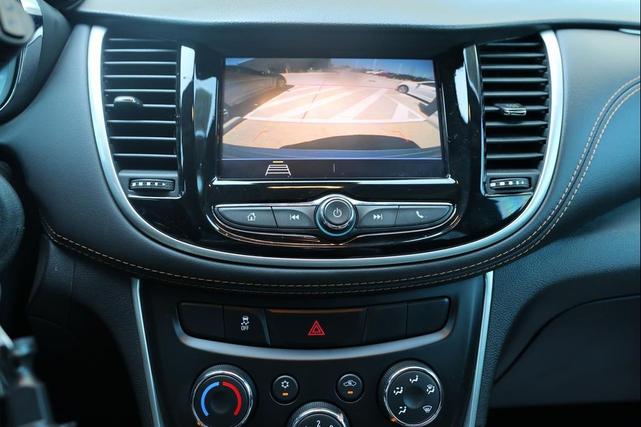 Photo of 2022 Silver Ice Metallic Chevrolet Trax