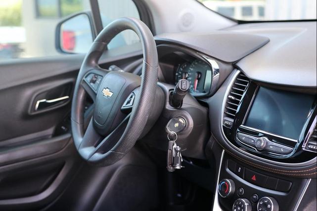 Photo of 2022 Silver Ice Metallic Chevrolet Trax