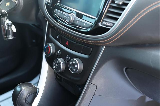 Photo of 2022 Silver Ice Metallic Chevrolet Trax
