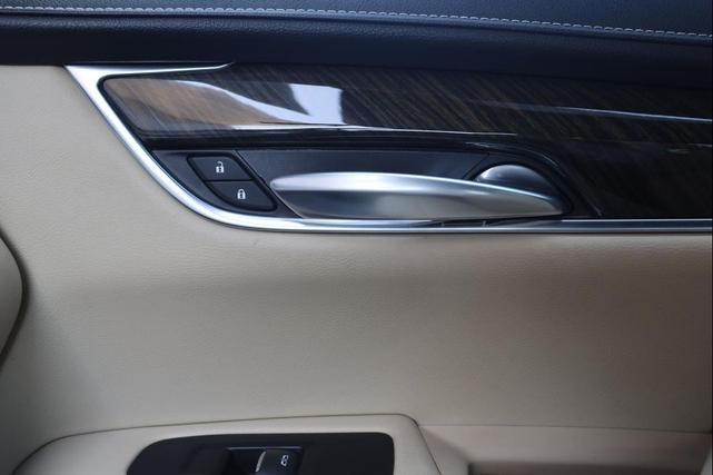 Photo of 2017 BLUE Cadillac XT5