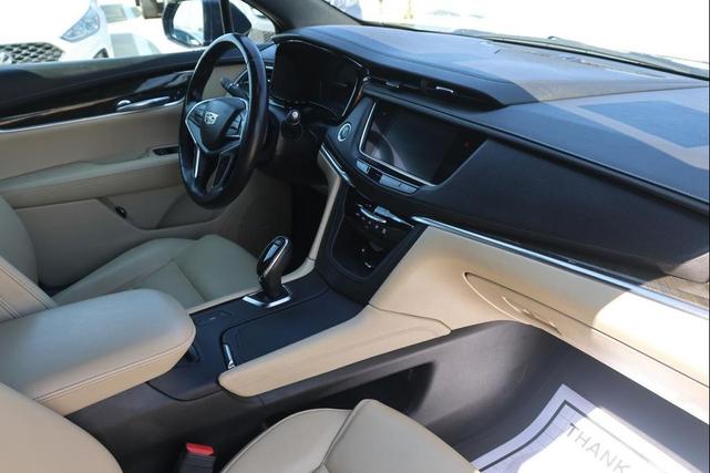 Photo of 2017 BLUE Cadillac XT5