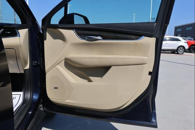 Photo of 2017 BLUE Cadillac XT5